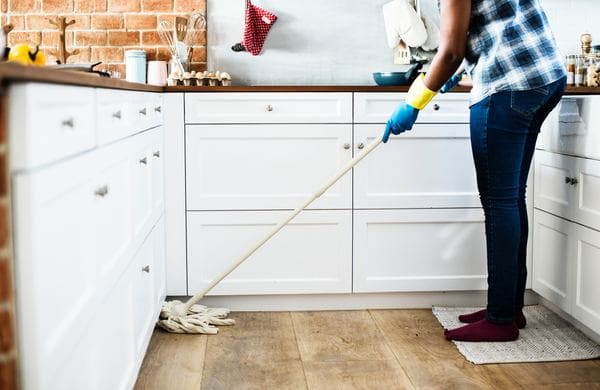 キッチンを掃除する女性