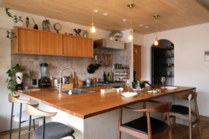 おしゃれで機能的なキッチンリノベーション事例5選！費用の相場、工事の注意点も解説