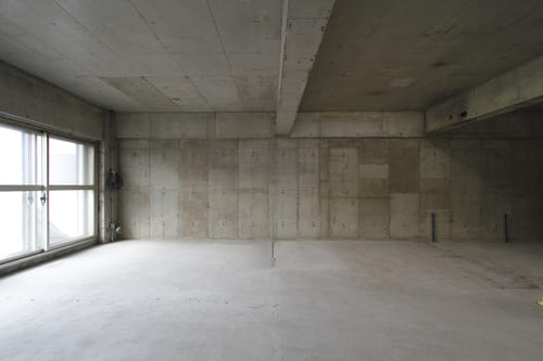 RC造のマンション。内装や住設機器を解体すると、コンクリートの躯体が現れる。