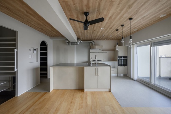 アイランドキッチン（事例：https://hikarinobe.com/constructioncase/case_0122/）