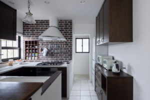 壁付けキッチンのレイアウト、おすすめは？ オシャレで使いやすい間取りを解説【事例あり】