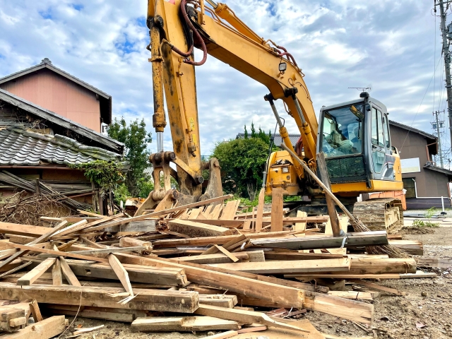 木造住宅の解体費用はいくら？相場や解体手順を解説