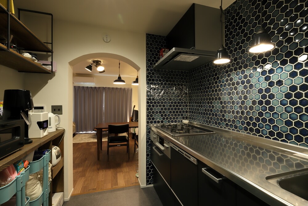 独立型キッチン（事例：https://hikarinobe.com/constructioncase/case_0074/）