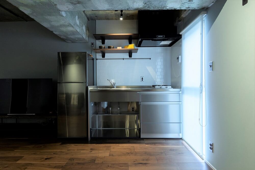 スタイリッシュなⅠ型ステンレスキッチン（事例：https://hikarinobe.com/constructioncase/case_0070/）