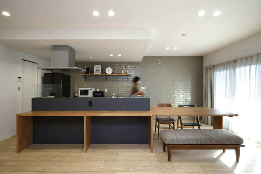 腰壁を立ててアイランド風に（事例：https://hikarinobe.com/constructioncase/case_0082/）