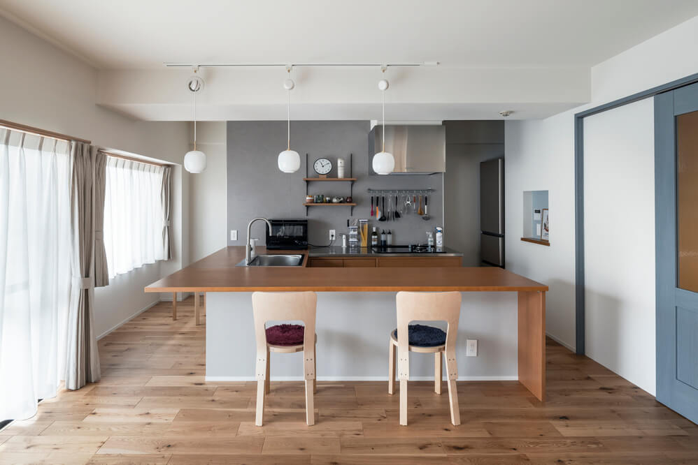 コの字型キッチン（事例：https://hikarinobe.com/constructioncase/case_0100/）