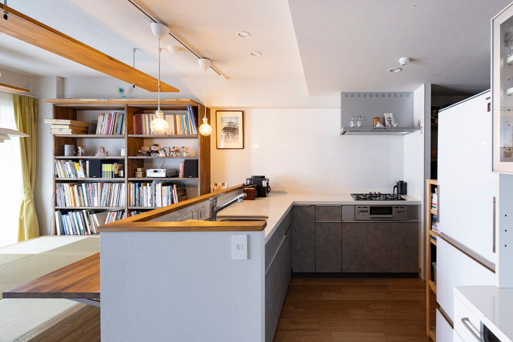 腰壁でL字型キッチンを対面配置に（事例：https://hikarinobe.com/constructioncase/case_0125/）