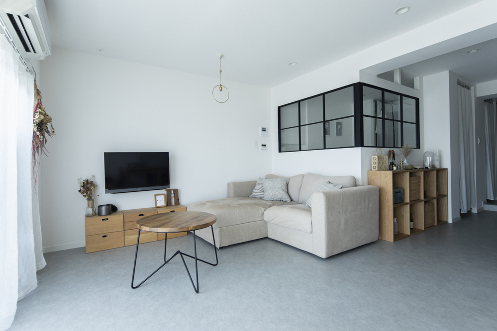 ベッドスペースの一角にL字型のオープンクローゼット(事例:https://hikarinobe.com/constructioncase/case_0078/)