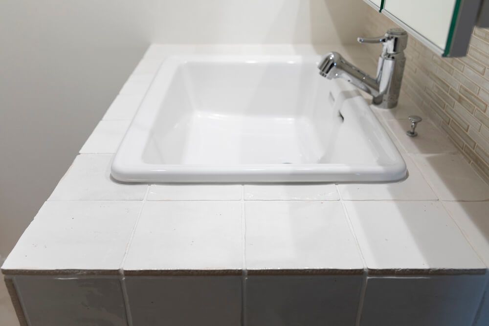 タイルのカウンターの造作洗面台（事例：https://hikarinobe.com/constructioncase/case_0085/）