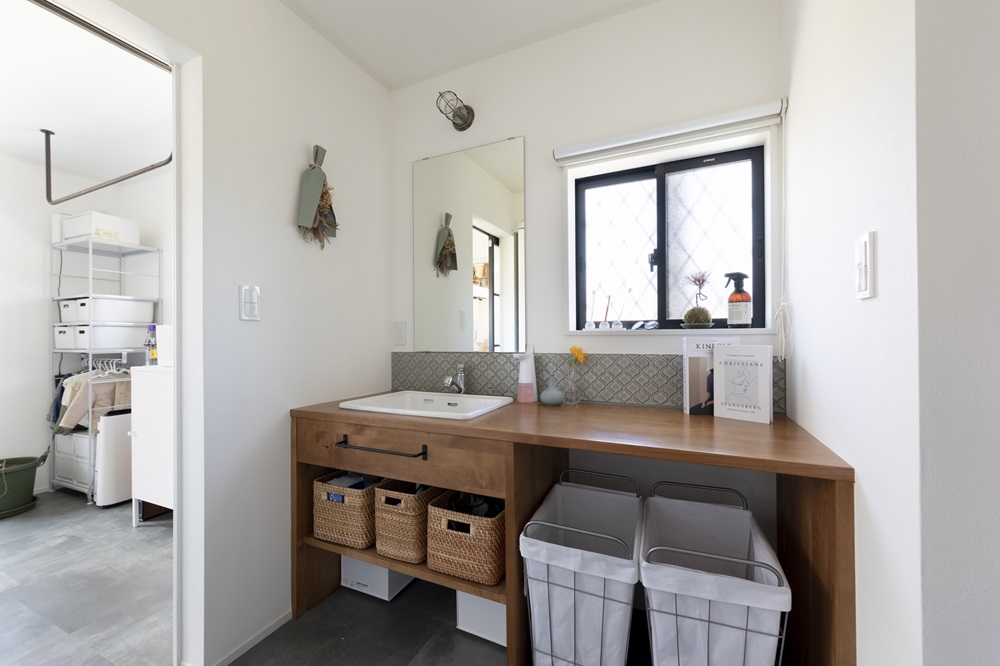 収納たっぷり木の造作洗面台（事例：https://hikarinobe.com/constructioncase/case_0104/）