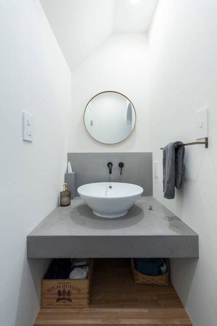 優美なベッセルボウルの造作洗面台（事例：https://hikarinobe.com/constructioncase/case_0098/）