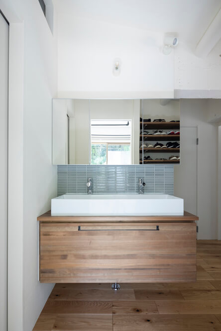 引き出し収納つき造作洗面台（事例：https://hikarinobe.com/constructioncase/case_0099/）