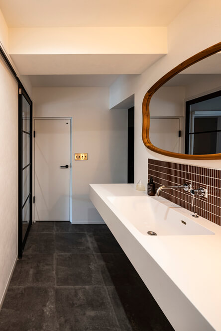 カウンター一体型の造作洗面台（事例：https://hikarinobe.com/constructioncase/case_0121/）