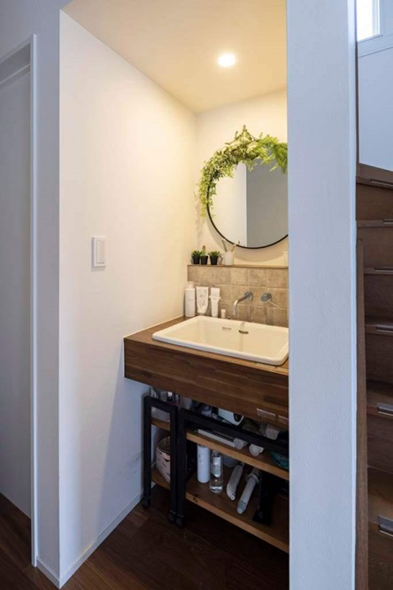 素焼きタイルの壁と造作洗面台（事例：https://hikarinobe.com/constructioncase/case_0116/）