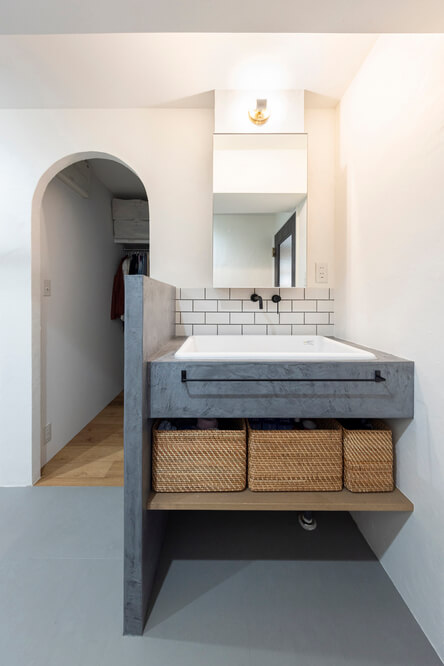 モールテックスと病院用シンクの造作洗面台（事例：https://hikarinobe.com/constructioncase/case_0120/）