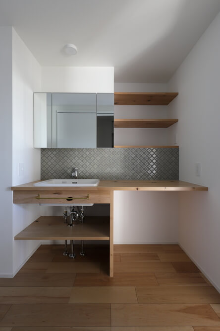 家具のような木と約物タイルの造作洗面台（事例：https://hikarinobe.com/constructioncase/case_0118/）
