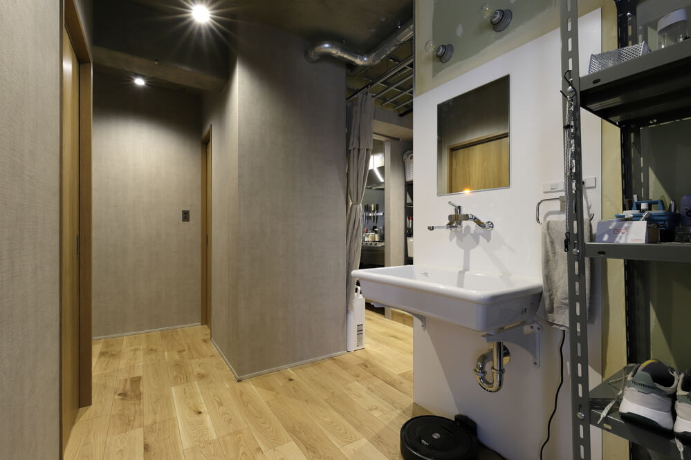 剥き出しシンクの無骨な造作洗面台（事例：https://hikarinobe.com/constructioncase/case_0101/）