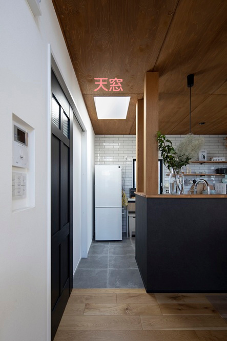 天窓(事例:https://hikarinobe.com/constructioncase/case_0104/)