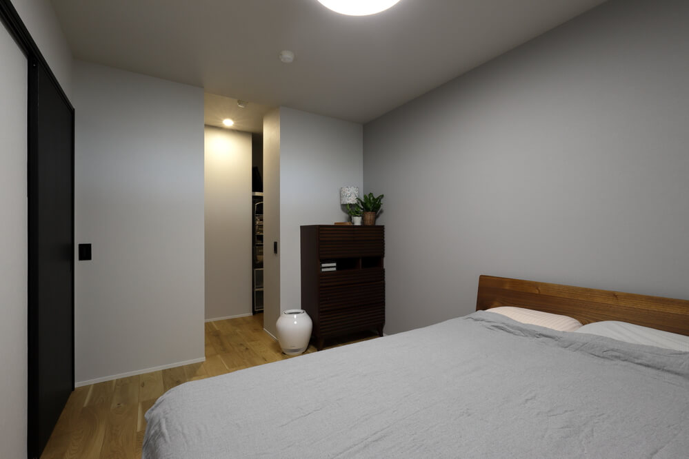 土間と寝室に振り分けたファミリークローゼット（事例：https://hikarinobe.com/constructioncase/case_0117/より）