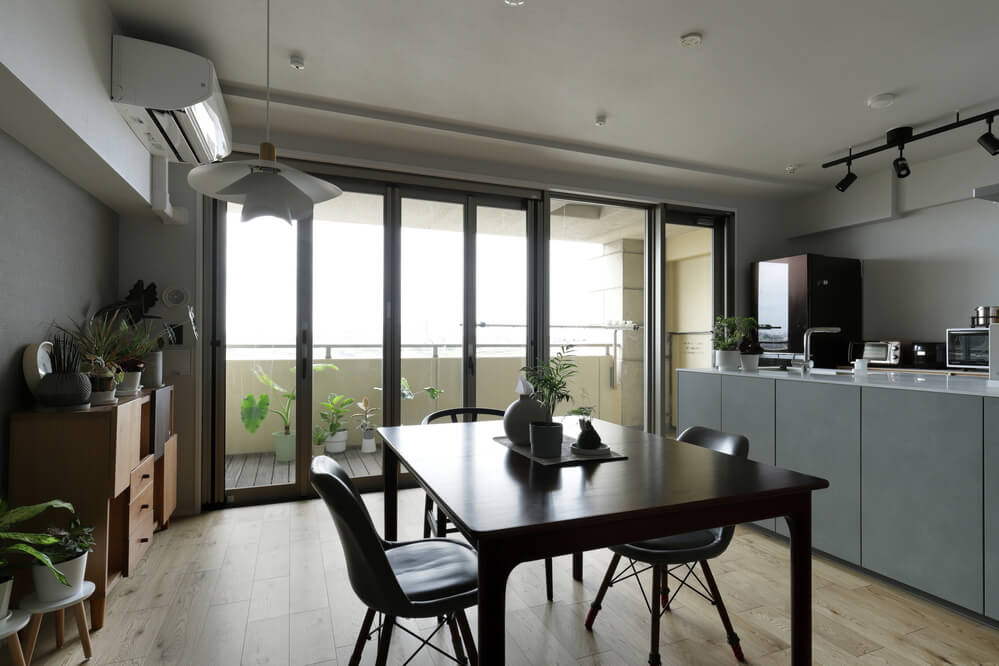 掃き出し窓(事例:https://hikarinobe.com/constructioncase/case_0117/)