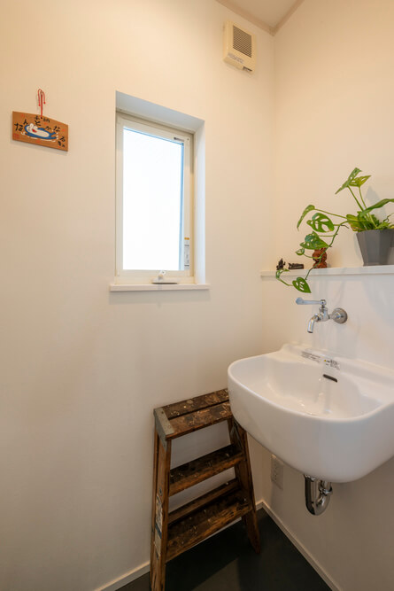 縦滑り窓(事例:https://hikarinobe.com/constructioncase/case_0111/)