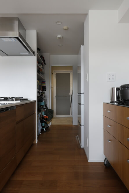 ランドリールームとキッチンを回遊する間取り（事例：https://hikarinobe.com/constructioncase/case_0092/）