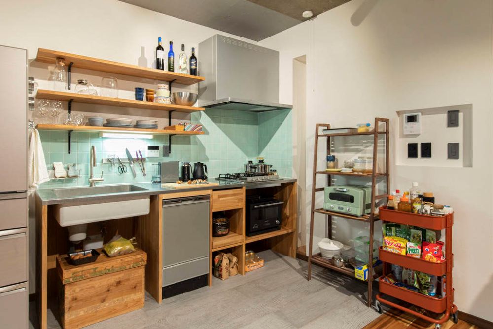 調理動線に最適化したI型キッチン（事例：https://hikarinobe.com/constructioncase/case_0064/）