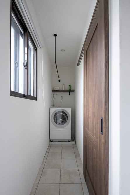 窓辺のランドリールーム（事例：https://hikarinobe.com/constructioncase/case_0108/）