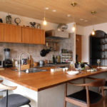 家具のようなコの字型キッチン（事例：https://hikarinobe.com/constructioncase/case_0087/）