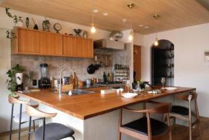 家具のようなコの字型キッチン（事例：https://hikarinobe.com/constructioncase/case_0087/）