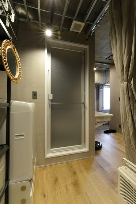 通路を利用したランドリースペース（事例：https://hikarinobe.com/constructioncase/case_0101/）