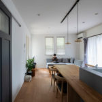 横並びレイアウトの多目的ダイニングカウンター（事例：https://hikarinobe.com/constructioncase/case_0098/）