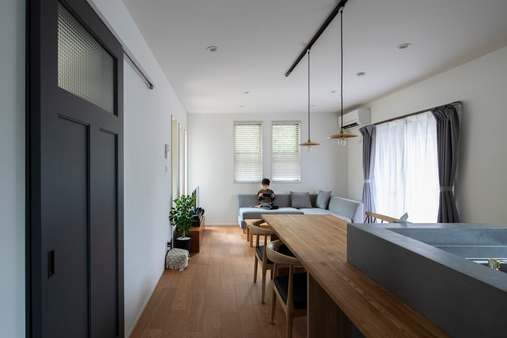 横並びレイアウトの多目的ダイニングカウンター（事例：https://hikarinobe.com/constructioncase/case_0098/）