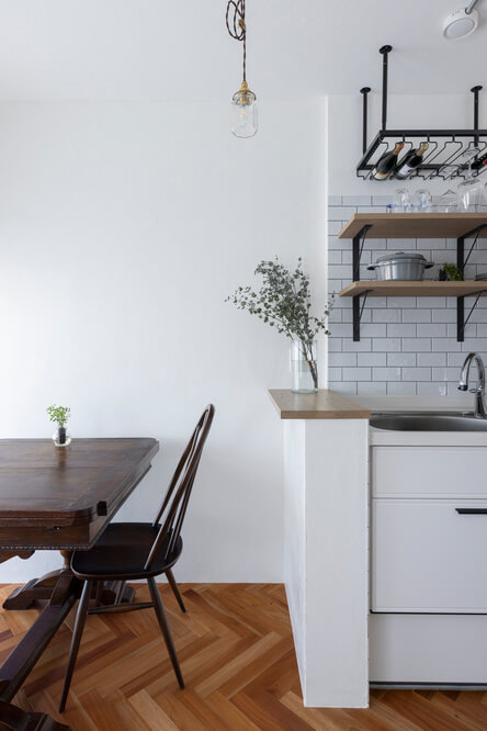 ちょい置きにピッタリの小さなカウンター（事例：https://hikarinobe.com/constructioncase/case_0120/）