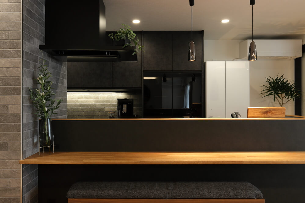 ムードたっぷりのバーカウンター（事例：https://hikarinobe.com/constructioncase/case_0102/）