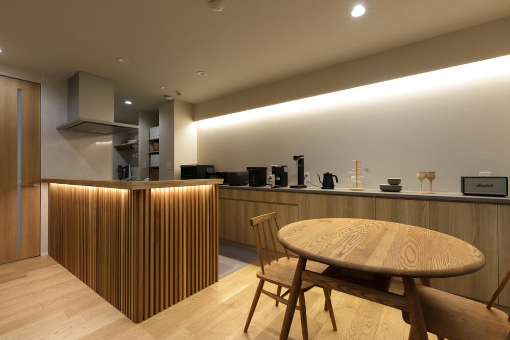 腰壁の笠木を幅広にとってカウンターに（事例：https://hikarinobe.com/constructioncase/case_0127/）