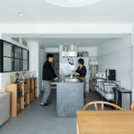 グレーのフロアタイル×グレーのキッチン（事例：https://hikarinobe.com/constructioncase/case_0078/より）