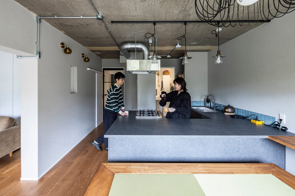インダストリアルなメラミン素材のコの字型キッチン(事例:https://hikarinobe.com/constructioncase/case_0121/より)