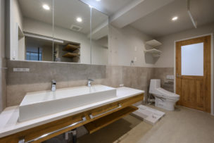 広々水廻り空間+サブトイレ(事例:https://hikarinobe.com/constructioncase/case_0122/)
