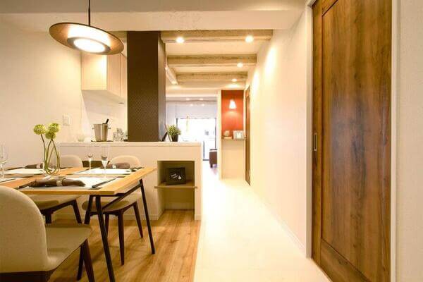 風が吹き抜け、家族がつながる。リビング中心の暮らし