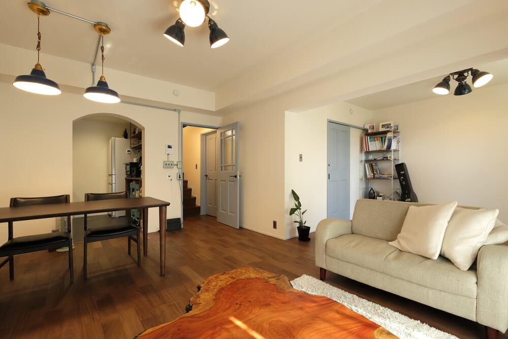 高台に建つ小さな階段とお庭のあるマンション