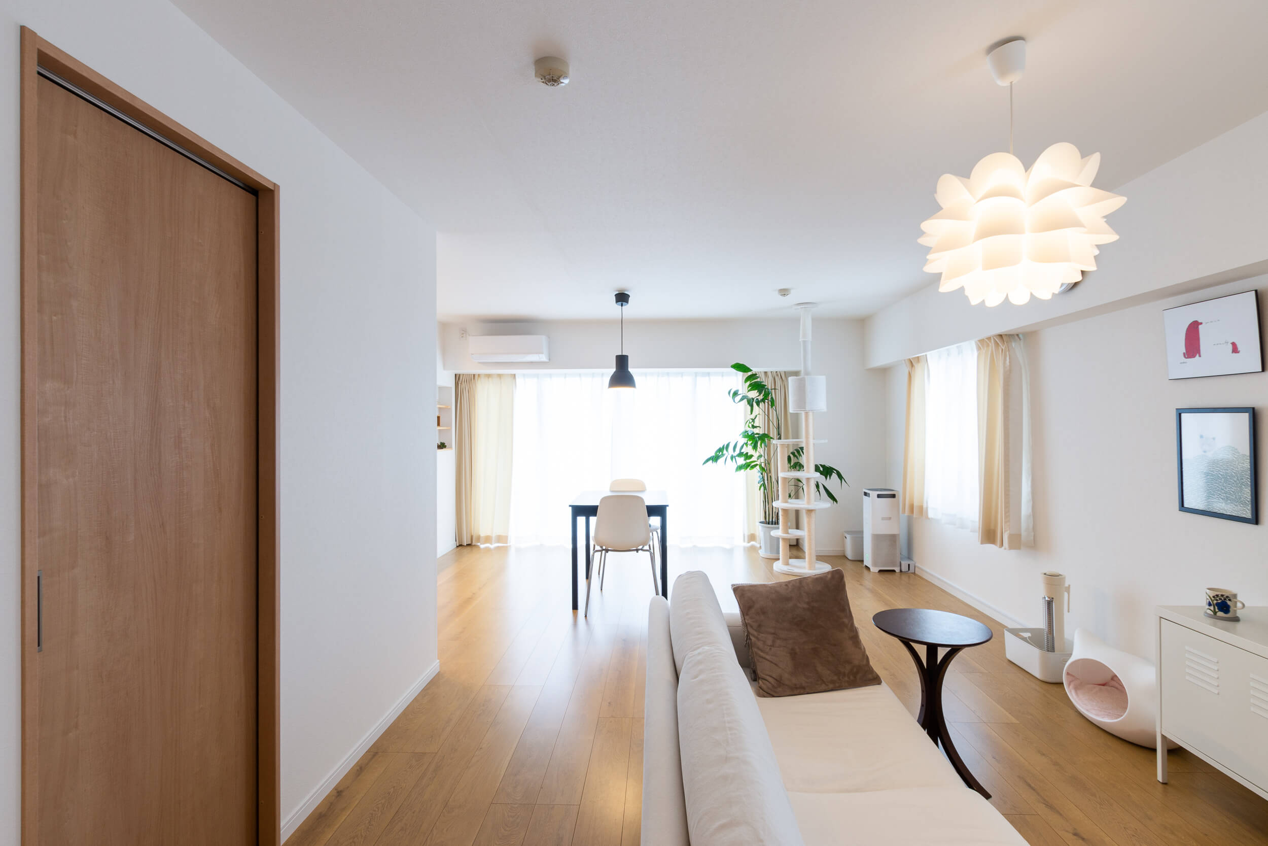 無理しない。プレーンなWHITE×MOKU