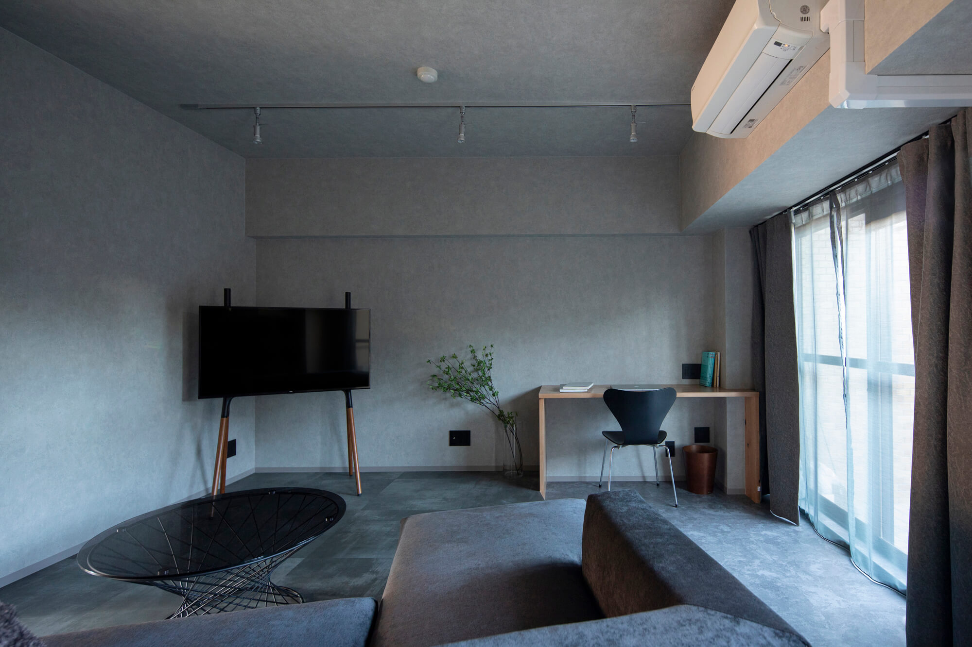 カンヴァスに線を引くように