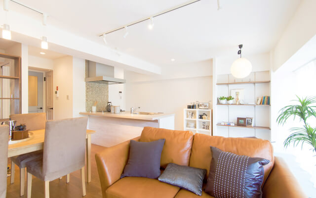 猫と暮らす、オープンシェルフでゆるやかに仕切られたこだわりの生活空間