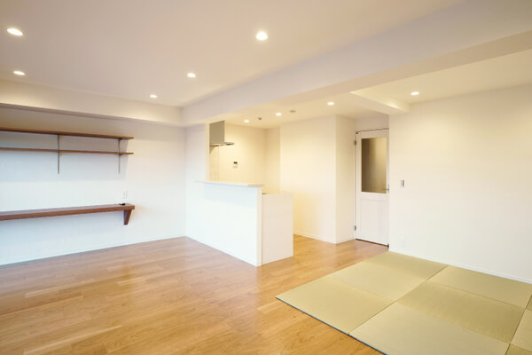 畳にごろり、広々リビングで一家団らん