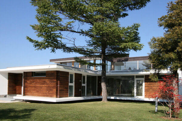 丘の上に建つナチュラルモダン